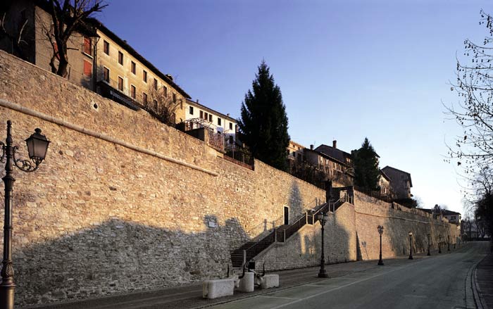 Feltre - le mura rinascimentali con le "scalette nuove"