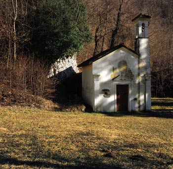 Val Canzoi - chiesetta votiva lungo l'antica strada romana